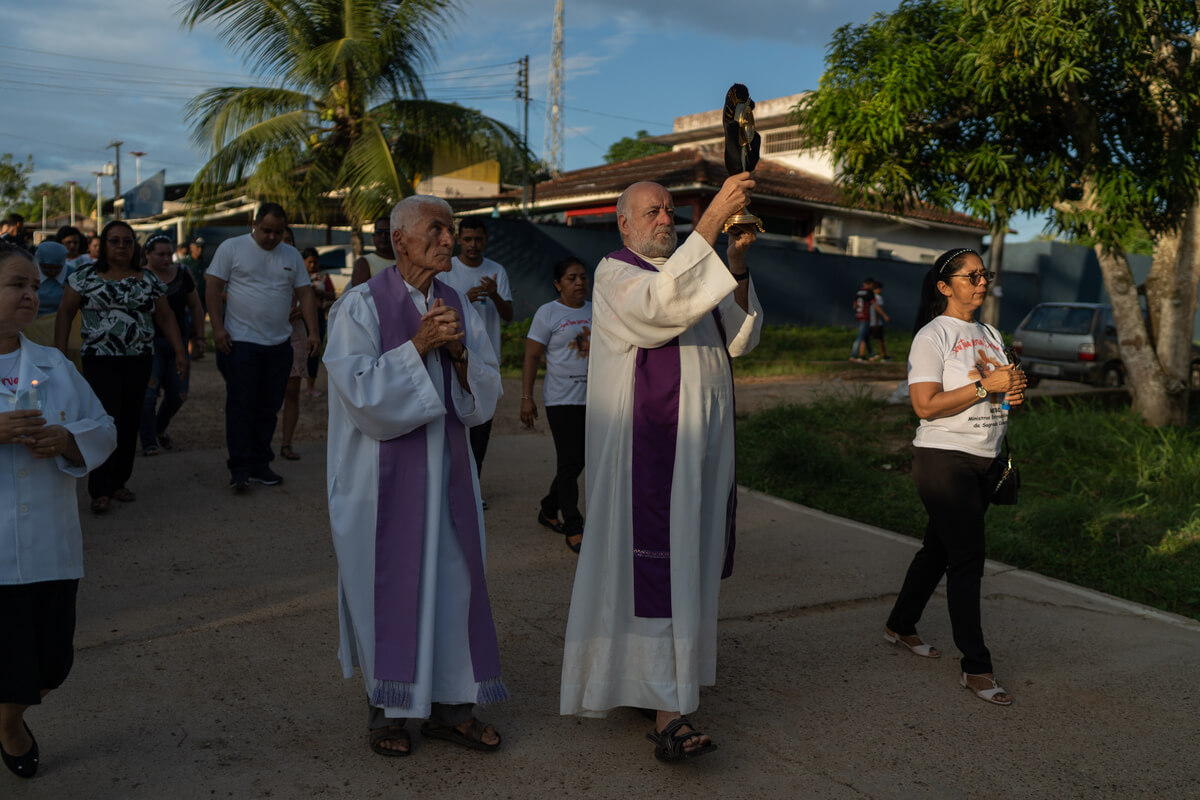 Motivação das mortes de Bruno Pereira e Dom Phillips vai definir o caminho do processo 55 Padre Zezinho (à esquerda) e Padre Alberto (à direita) puxam procissão em Atalaia do Norte