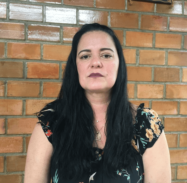 Justiça obrigou Arthur Lira a reconhecer paternidade de filha com doença rara 10 Jullyene é uma mulher branca com cabelos longos e pretos e olhos escuros. Ela veste uma blusa escura florida