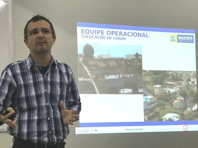 Chefe da Defesa Civil do Recife é réu por corrupção em compras para vítimas das enchentes 18 Cassio é um homem branco com cabelos grisalhos; ele veste uma camisa xadrez cinza