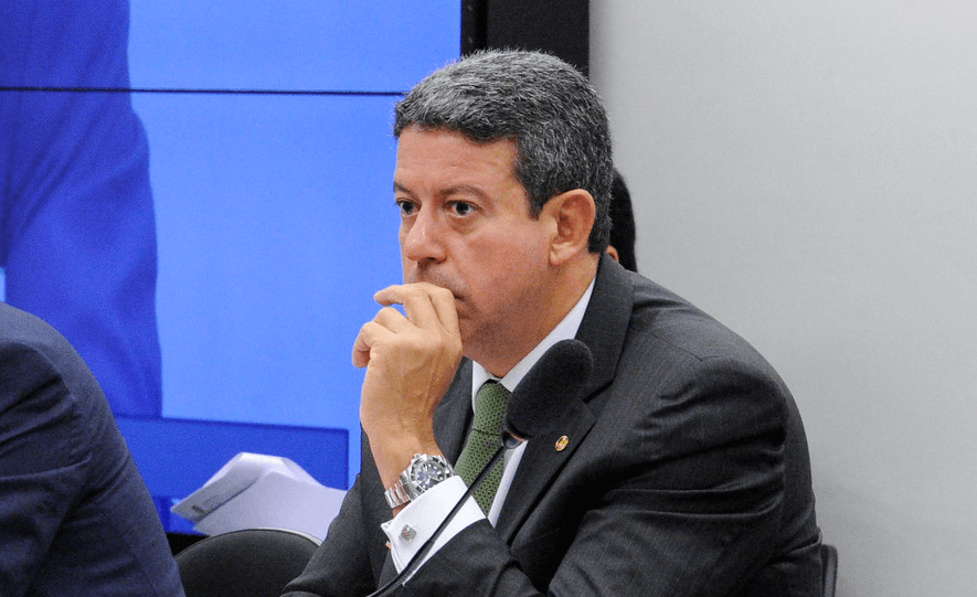 Justiça obrigou Arthur Lira a reconhecer paternidade de filha com doença rara 7 Arthur Lira é um homem branco com cabelos grisalhos; ele veste um terno preto e está com a mão na altura da boca