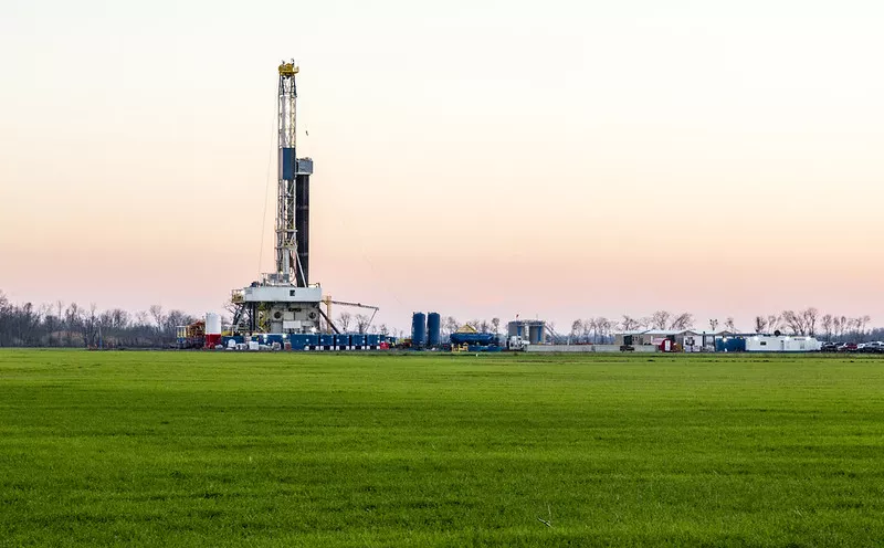 Governo lançará edital para estimular fracking no Brasil 18 Poço de gás natural nos Estados Unidos