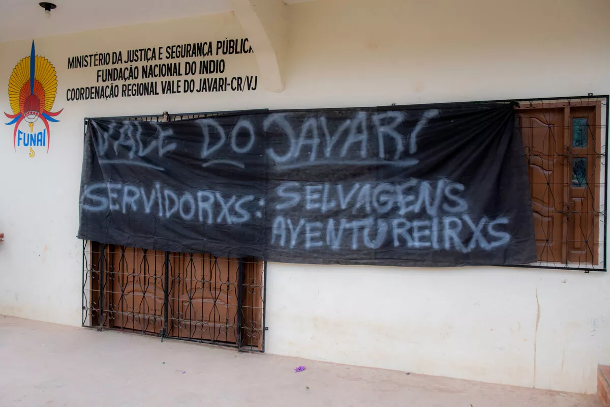 “Nós estamos sozinhos no Vale do Javari”, dizem servidores da Funai 8 Servidores da FUNAI protestam por direito, justiça e proteção aos povos indígenas nesta sexta-feira (17)