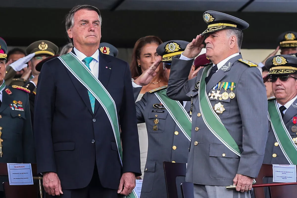 capa e a volta dos que nunca foram diz pesquisador sobre militares no governo bolsonaro