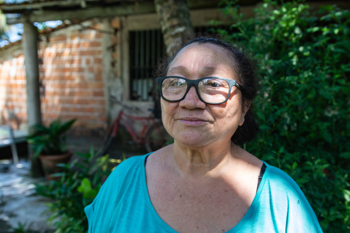 “Gurijuba, não vi mais”: falta de peixe afeta alimentação de comunidades amazônicas 43 Líder comunitária da comunidade Umarizal está na frente de uma moradia