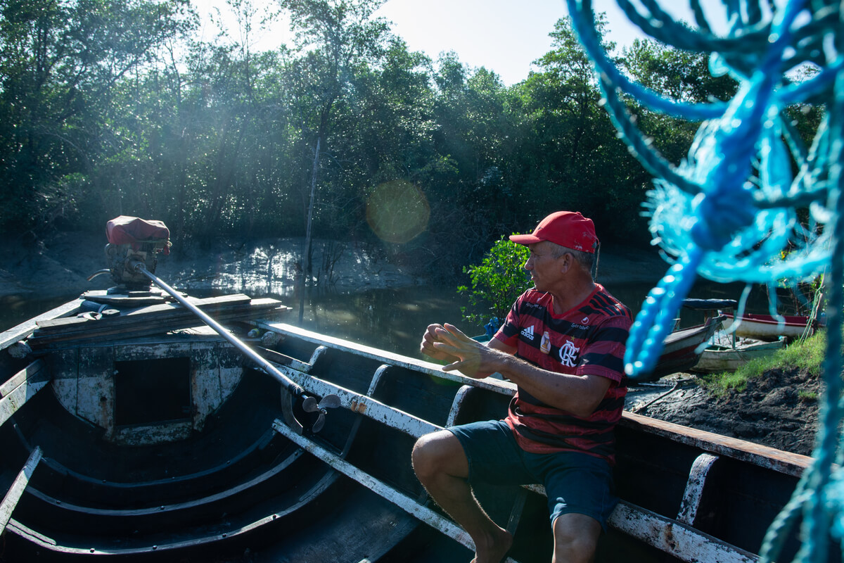 “Gurijuba, não vi mais”: falta de peixe afeta alimentação de comunidades amazônicas 44 Pescador está em um barco no rio