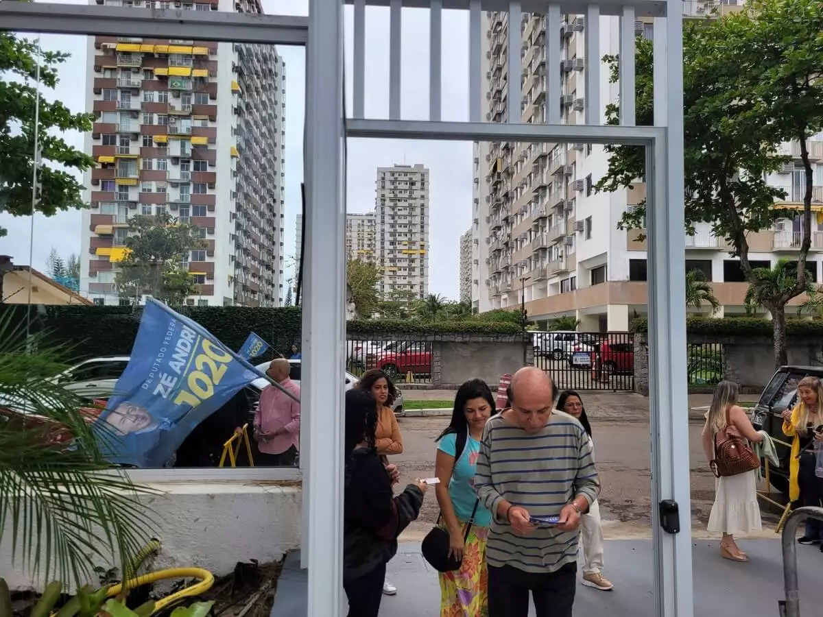 Foto2 Culto na igreja de Michelle Bolsonaro tem distribuicao de santinho e oracao por candidato 1 1