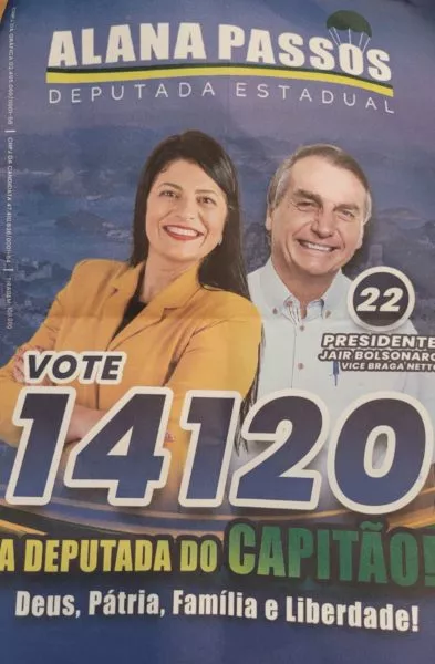 Foto4 Culto na igreja de Michelle Bolsonaro tem distribuicao de santinho e oracao por candidato 393x600 1