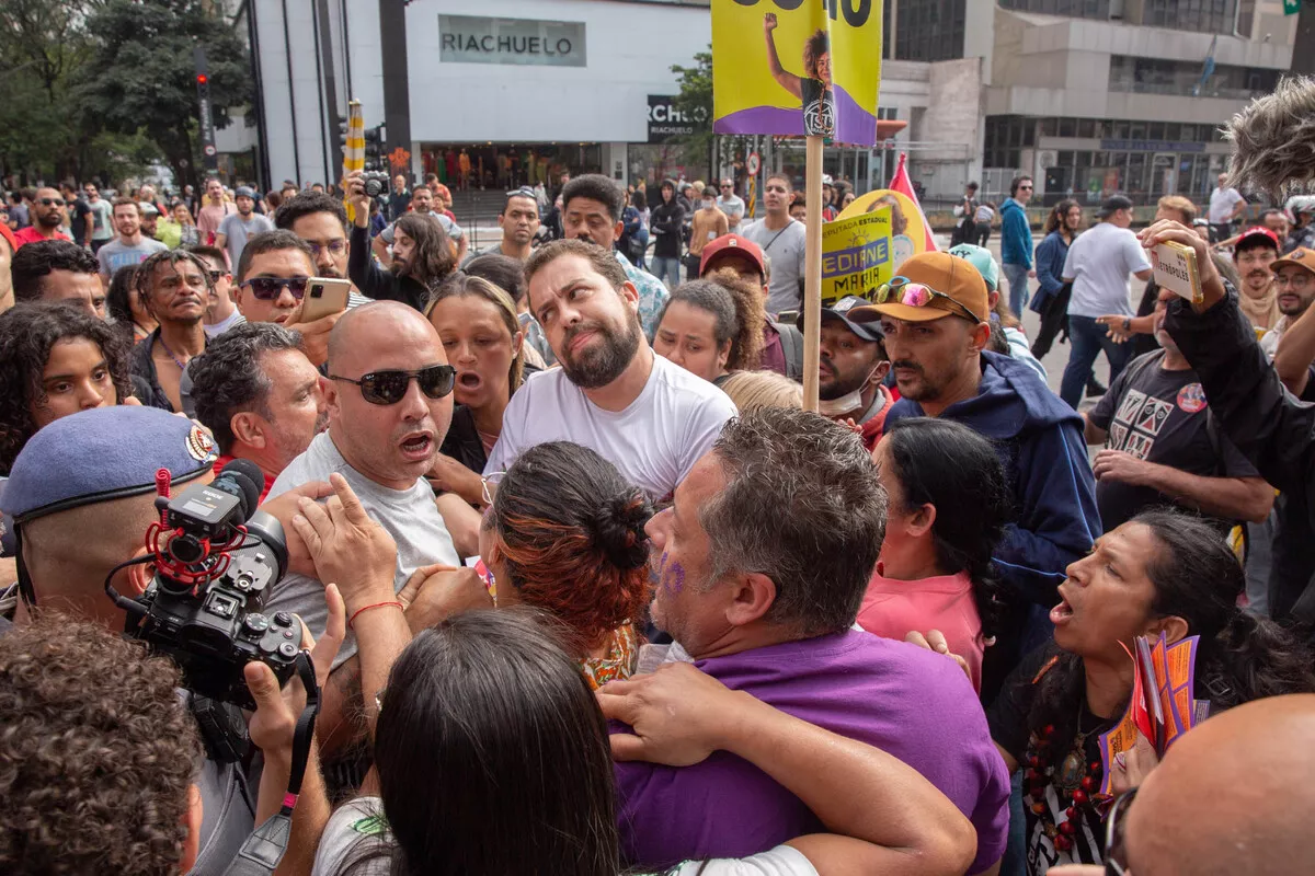 Foto4 Violencia nas eleicoes faz politicos irem as ruas com escolta